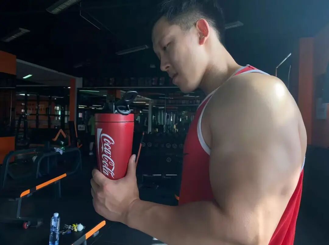 健身网红“小庞”肌肉被开发到最大!他建模脸配上八块腹肌“超润”,多少人到达不了?! 健身网红“小庞”肌肉被开发到最大!他建模脸配上八块腹肌“超润”,多少人到达不了?!