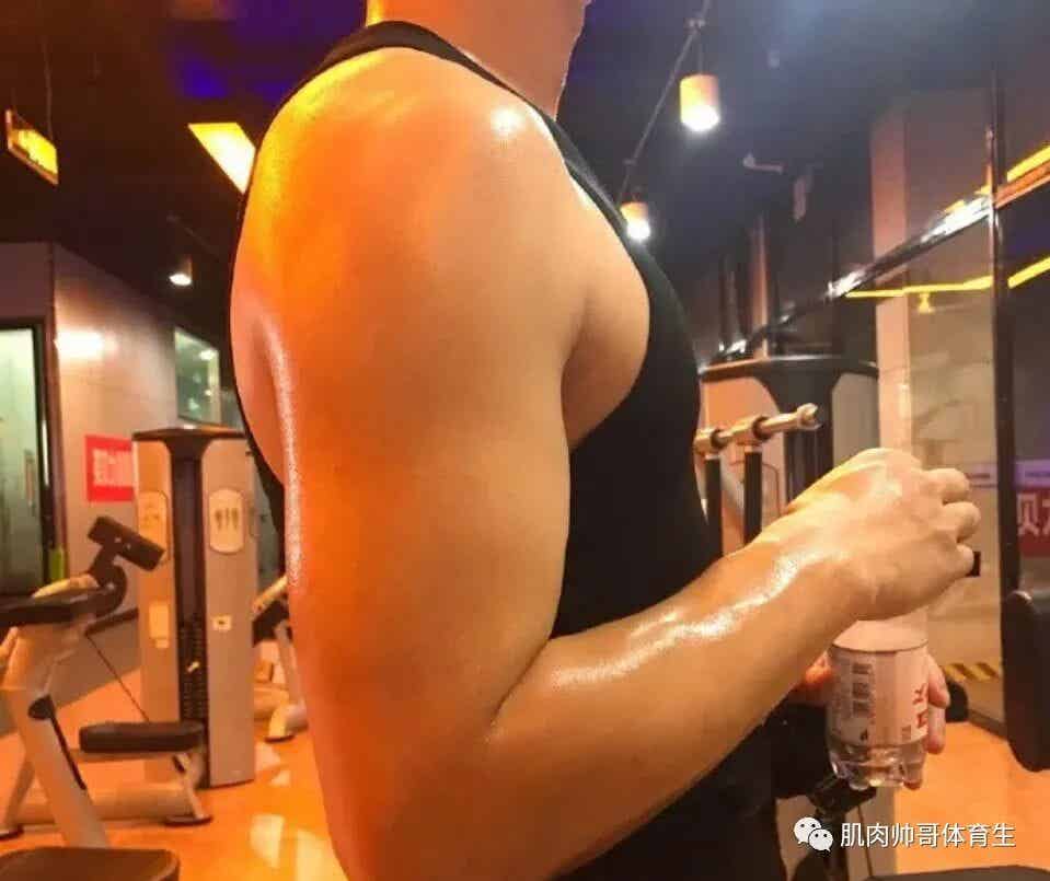 长的很精神又很帅气，魅力肌肉体育生