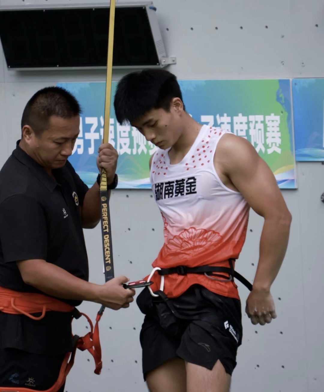 攀岩帅哥伍鹏粗壮大长腿被勒了?满满的硬帅! 攀岩帅哥伍鹏粗壮大长腿被勒了?满满的硬帅!