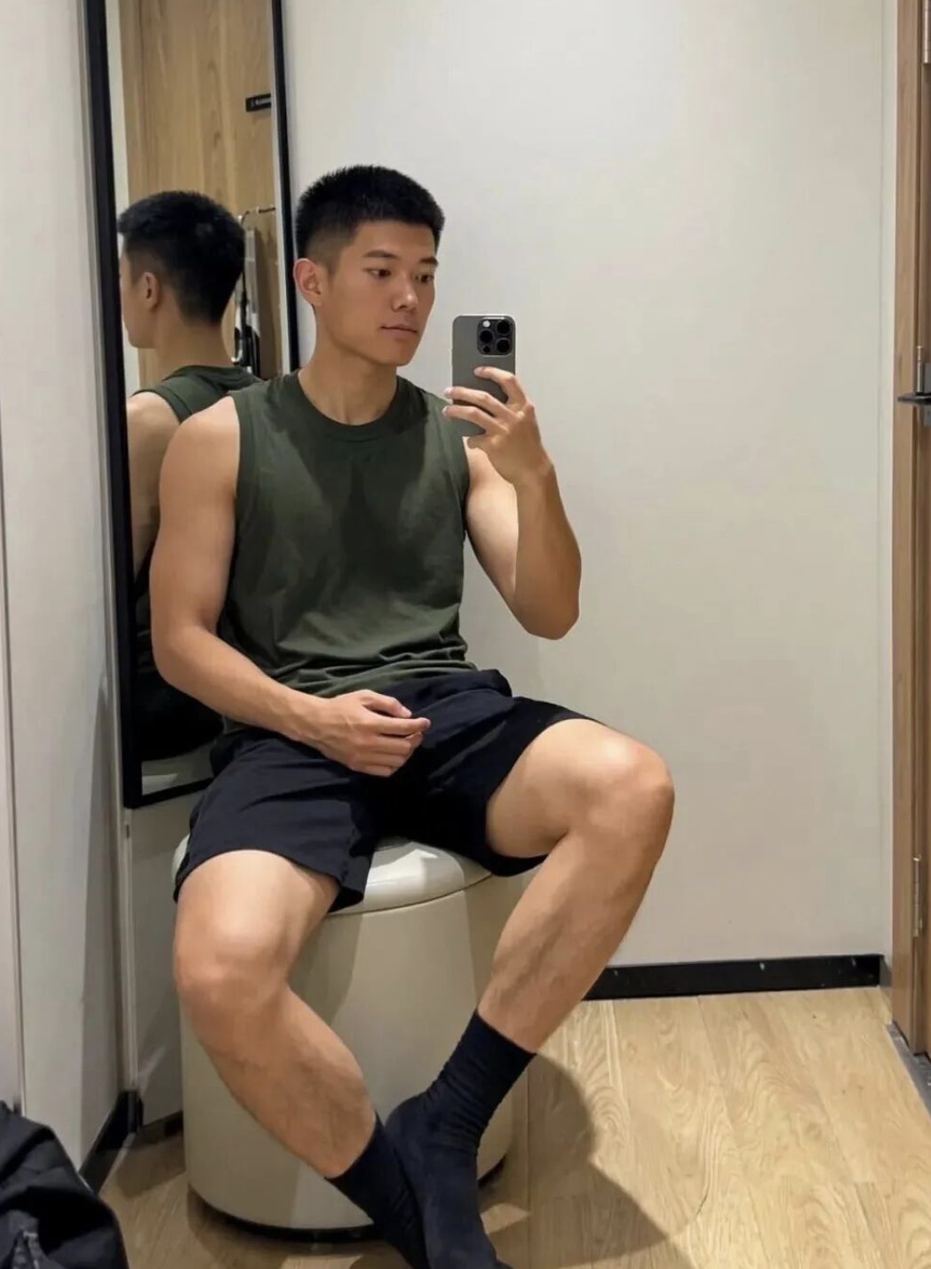 186cm 运动男自拍很有劲得样子！