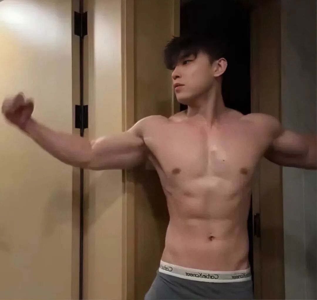 体育生火了!多人疑似被采访?兵哥哥火车上被偷拍? 体育生火了!多人疑似被采访?兵哥哥火车上被偷拍?