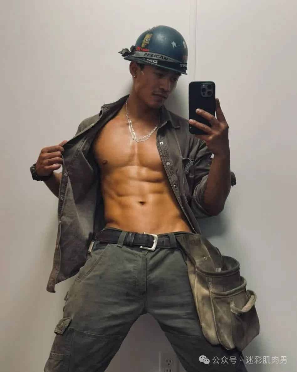 水电修理工裤子穿太低被采访？太敢拍了根本挡不住 ​！-潮男潮北