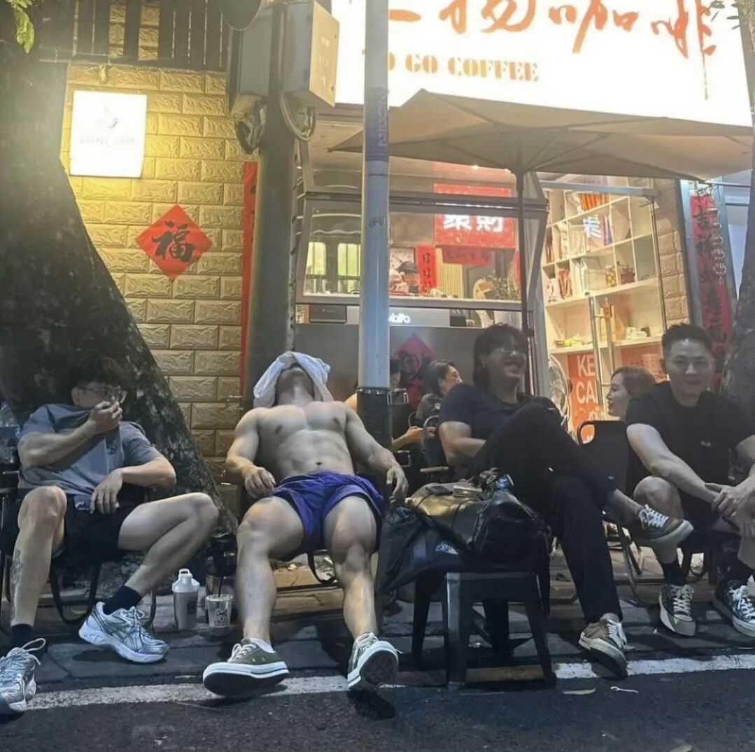 体育生火了!多人疑似被采访?兵哥哥火车上被偷拍? 体育生火了!多人疑似被采访?兵哥哥火车上被偷拍?