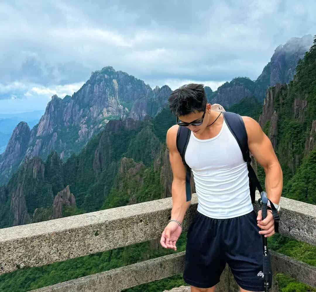 王绎珲：185 黑皮肌肉自由健身教练