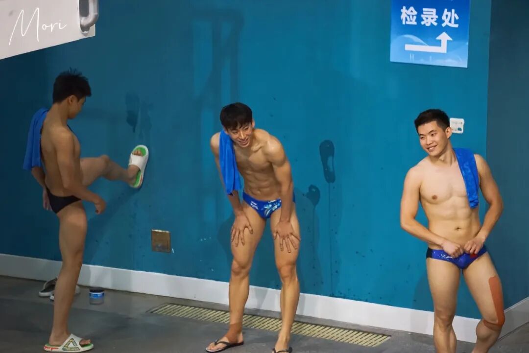 20 的小哥泳裤穿太垒很好看若隐若现?发育太强大! 20 的小哥泳裤穿太垒很好看若隐若现?发育太强大!