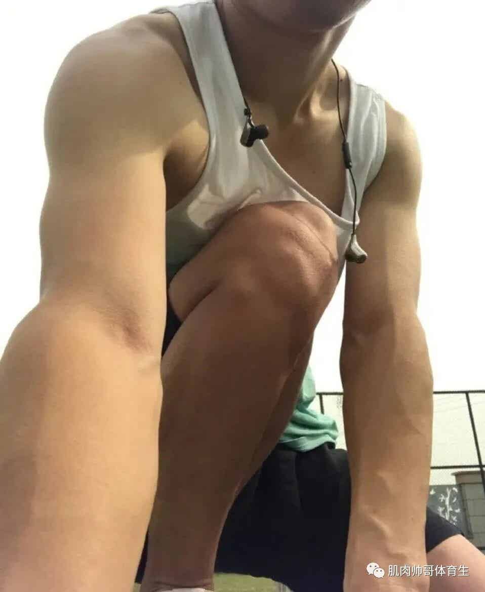 长的很精神又很帅气，魅力肌肉体育生