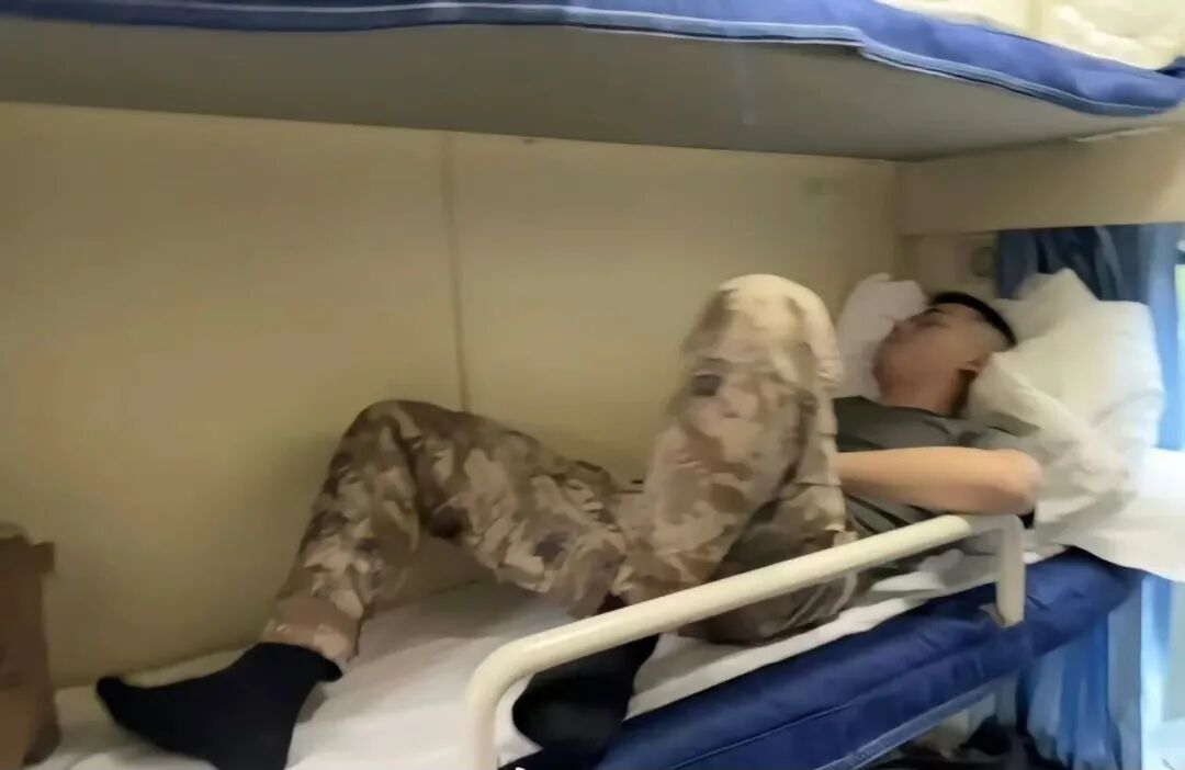 体育生火了!多人疑似被采访?兵哥哥火车上被偷拍? 体育生火了!多人疑似被采访?兵哥哥火车上被偷拍?