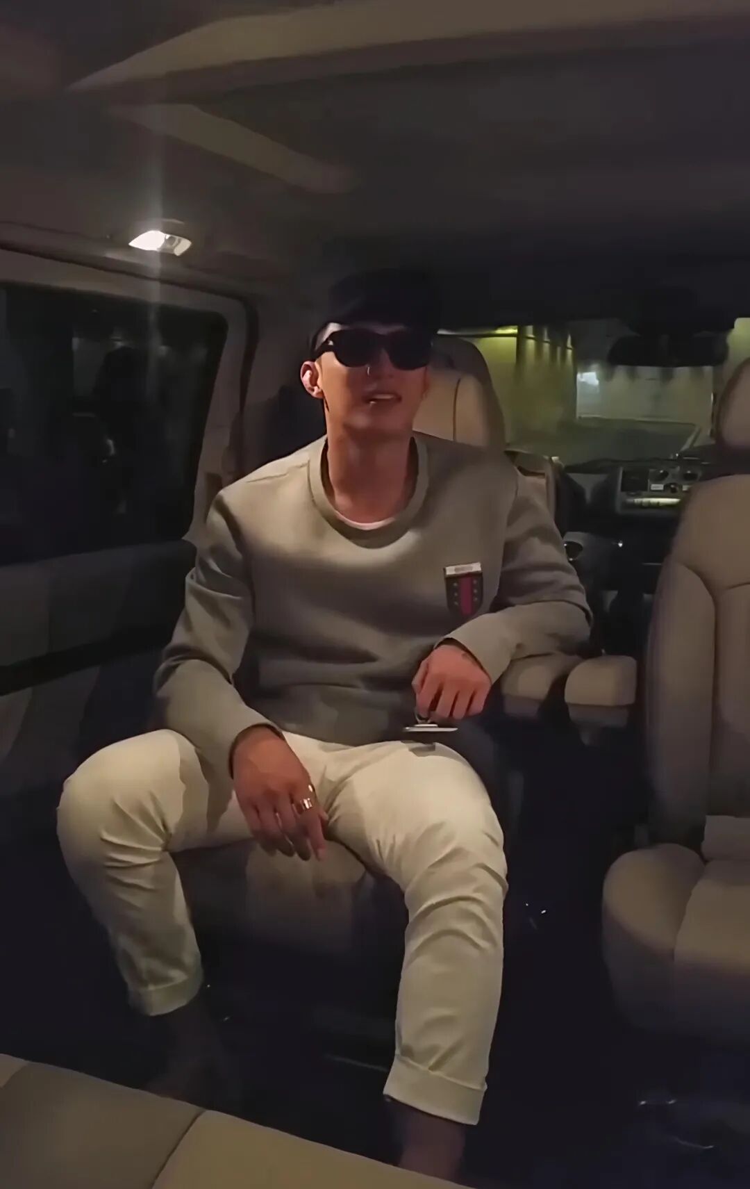 33 岁黄景瑜洗澡视频引发舔屏,青筋暴起的肱二头肌,这胸也大了吧! 33 岁黄景瑜洗澡视频引发舔屏,青筋暴起的肱二头肌,这胸也大了吧!