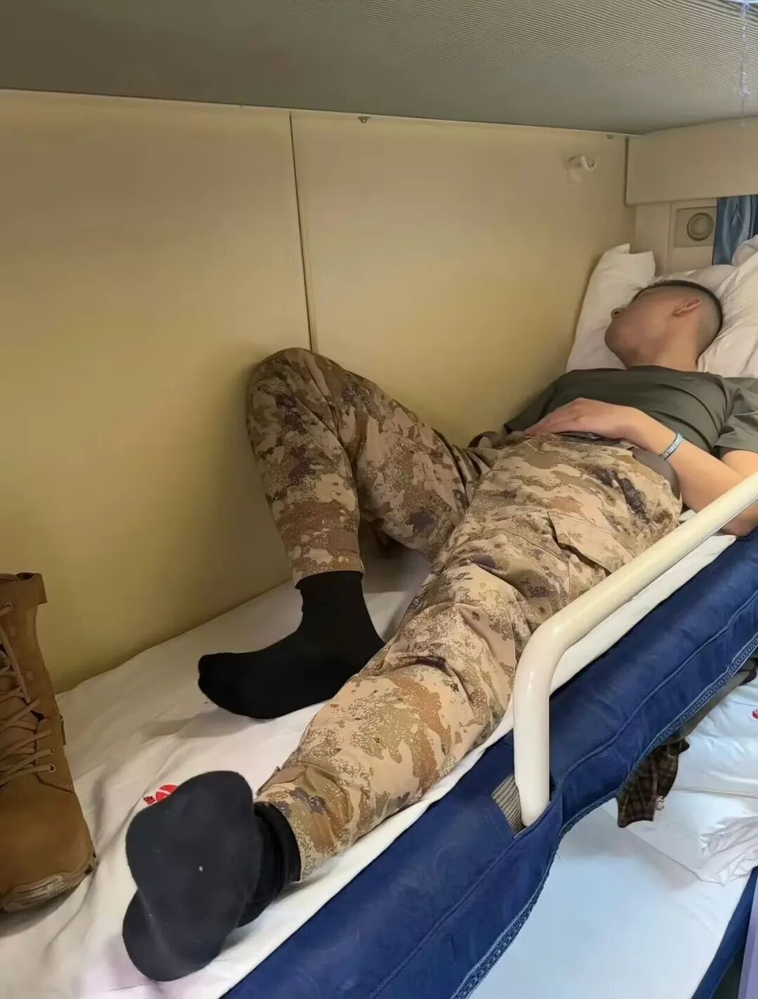 体育生火了!多人疑似被采访?兵哥哥火车上被偷拍? 体育生火了!多人疑似被采访?兵哥哥火车上被偷拍?