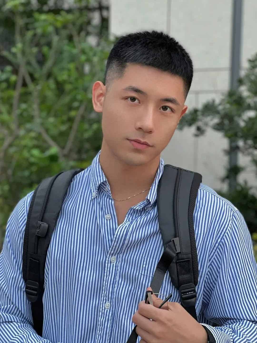 适合 20 岁以上男士的发型！清爽利落、简约帅气，尽显潮男范儿！