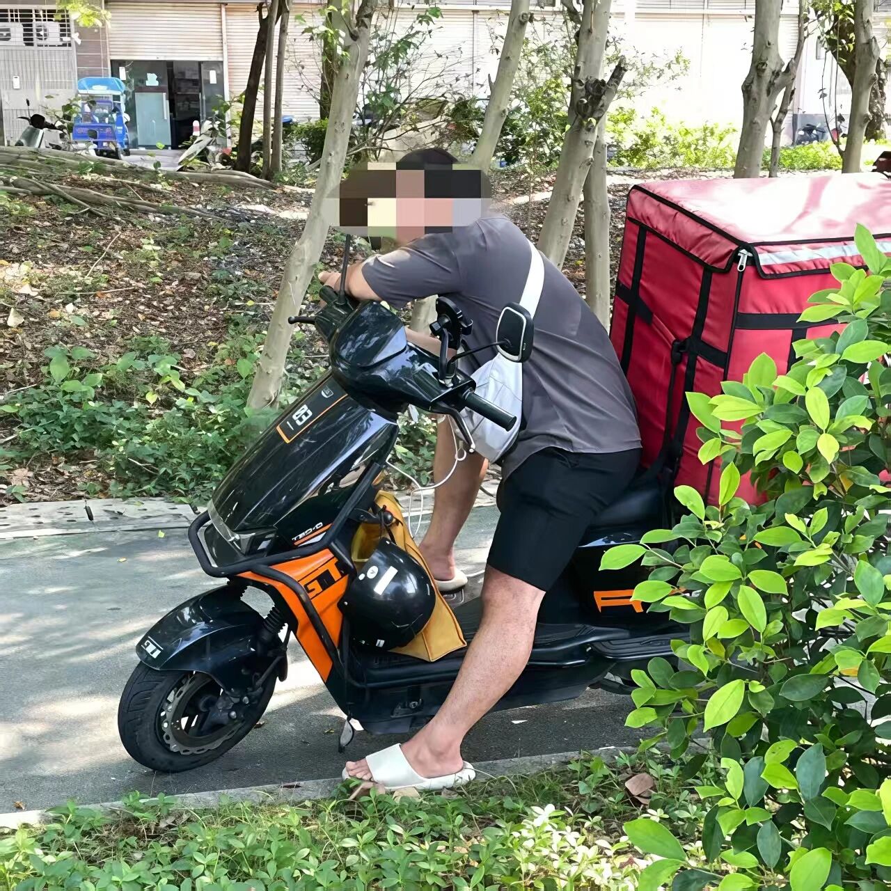 “流浪”吧爆火出圈！gay 收留年轻直男或者给钱扯上关系？