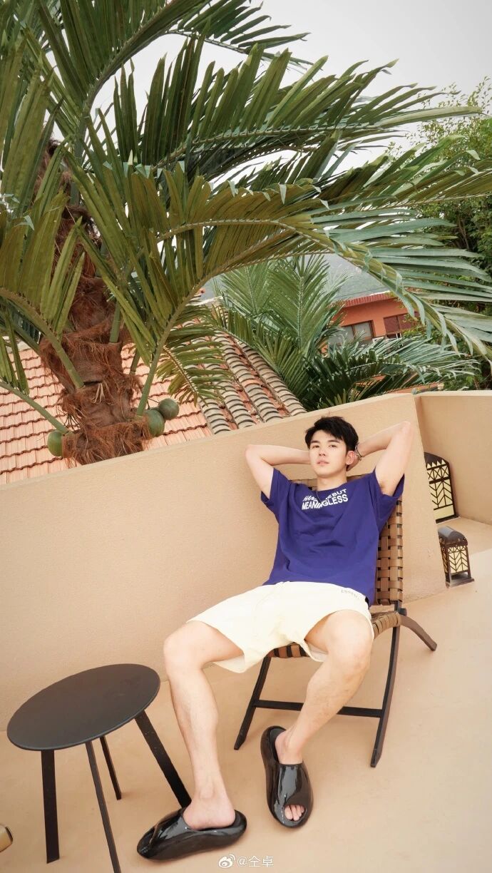 仝卓胸肌练这么大了!光膀子教唱歌被疯狂叫“爸爸”! 仝卓胸肌练这么大了!光膀子教唱歌被疯狂叫“爸爸”!