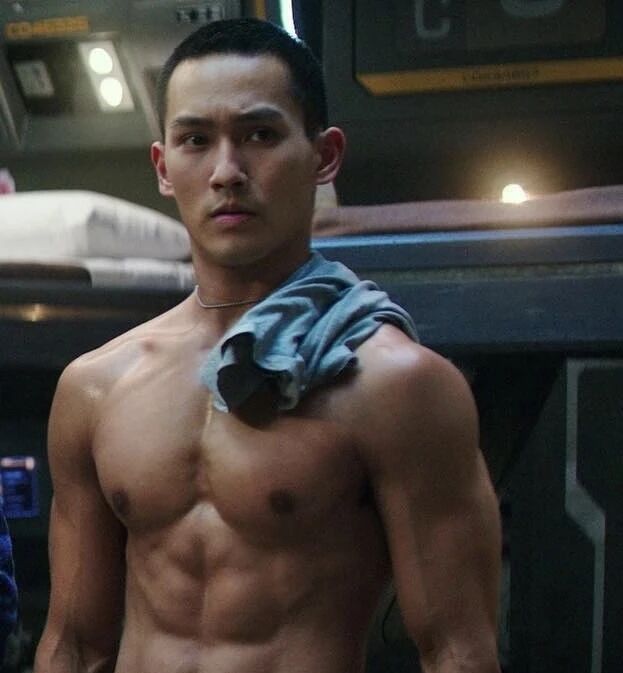 赵雅芝儿子被曝，六块腹肌 + 超高颜值！不愧是不老女神的儿子....