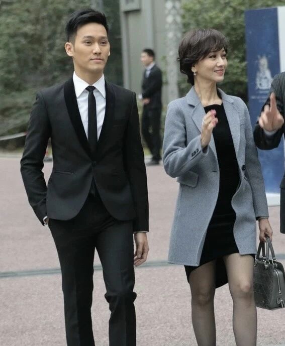 赵雅芝儿子被曝，六块腹肌 + 超高颜值！不愧是不老女神的儿子....