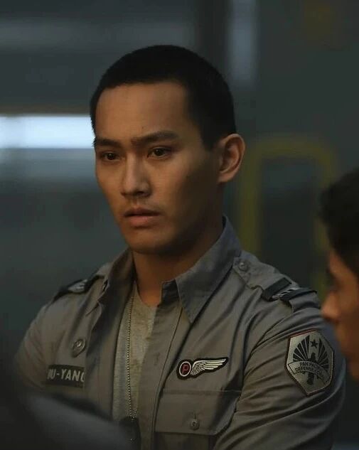 赵雅芝儿子被曝，六块腹肌 + 超高颜值！不愧是不老女神的儿子....