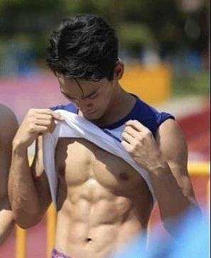 赵雅芝儿子被曝，六块腹肌 + 超高颜值！不愧是不老女神的儿子....