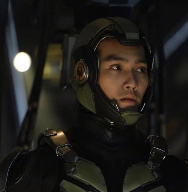 赵雅芝儿子被曝，六块腹肌 + 超高颜值！不愧是不老女神的儿子....