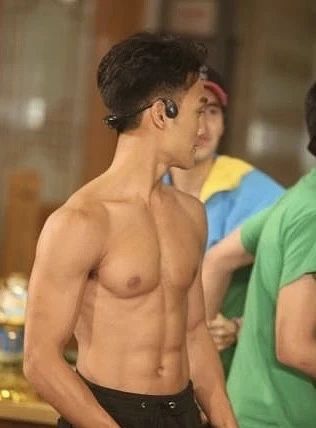 赵雅芝儿子被曝，六块腹肌 + 超高颜值！不愧是不老女神的儿子....