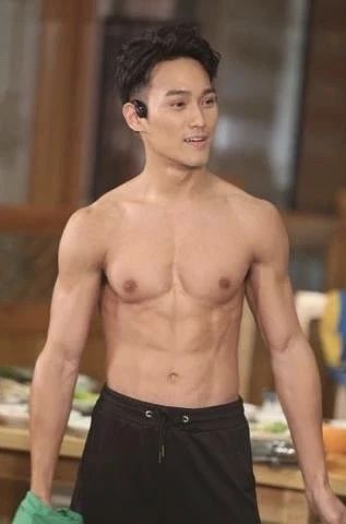 赵雅芝儿子被曝，六块腹肌 + 超高颜值！不愧是不老女神的儿子....