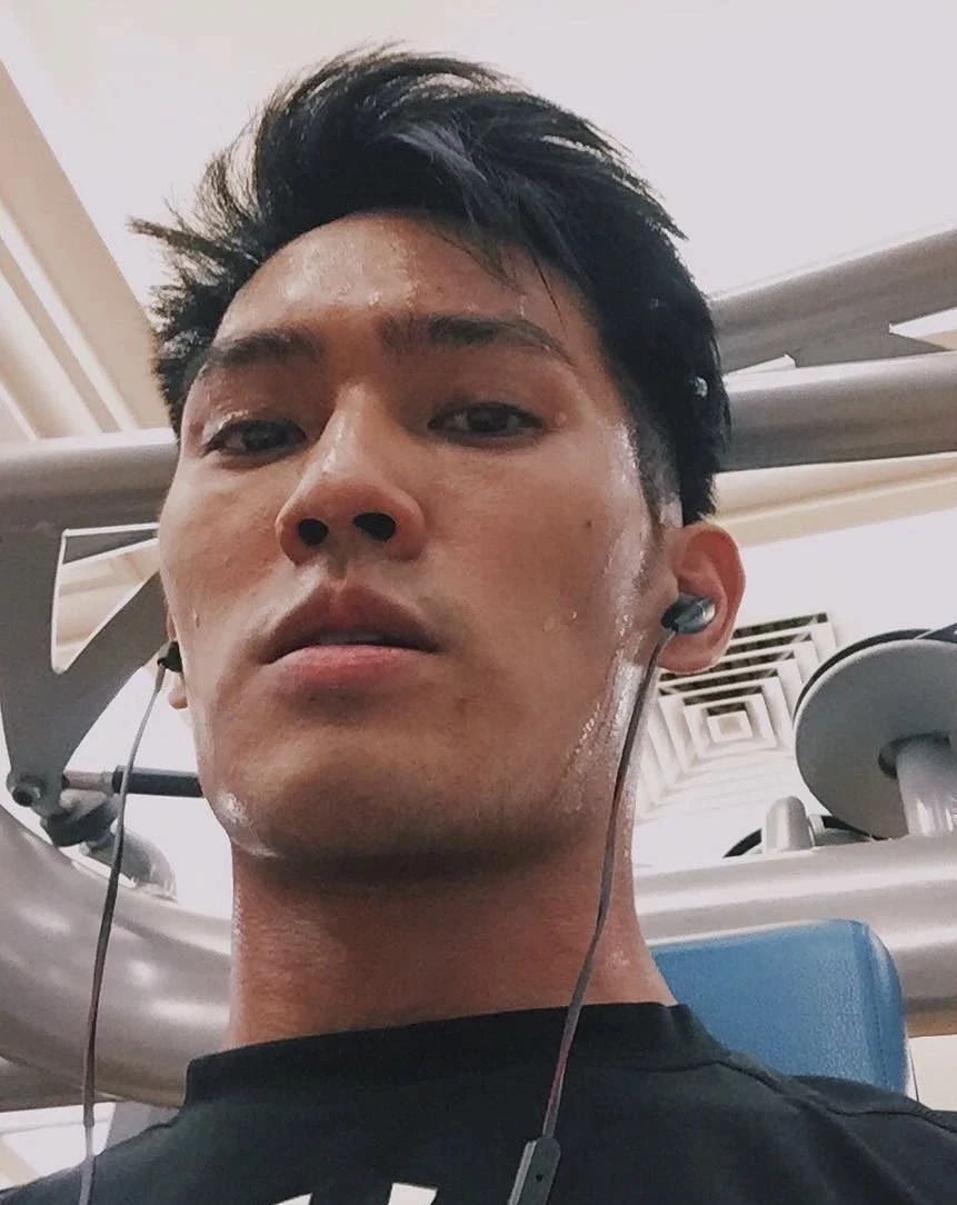 赵雅芝儿子被曝，六块腹肌 + 超高颜值！不愧是不老女神的儿子....