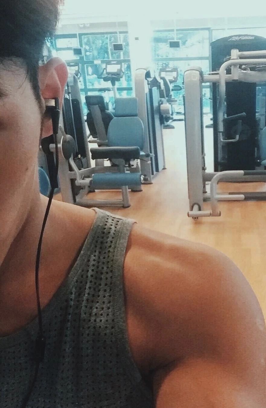 赵雅芝儿子被曝，六块腹肌 + 超高颜值！不愧是不老女神的儿子....