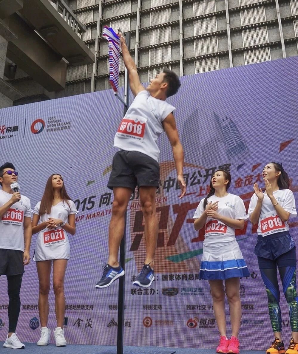 赵雅芝儿子被曝，六块腹肌 + 超高颜值！不愧是不老女神的儿子....