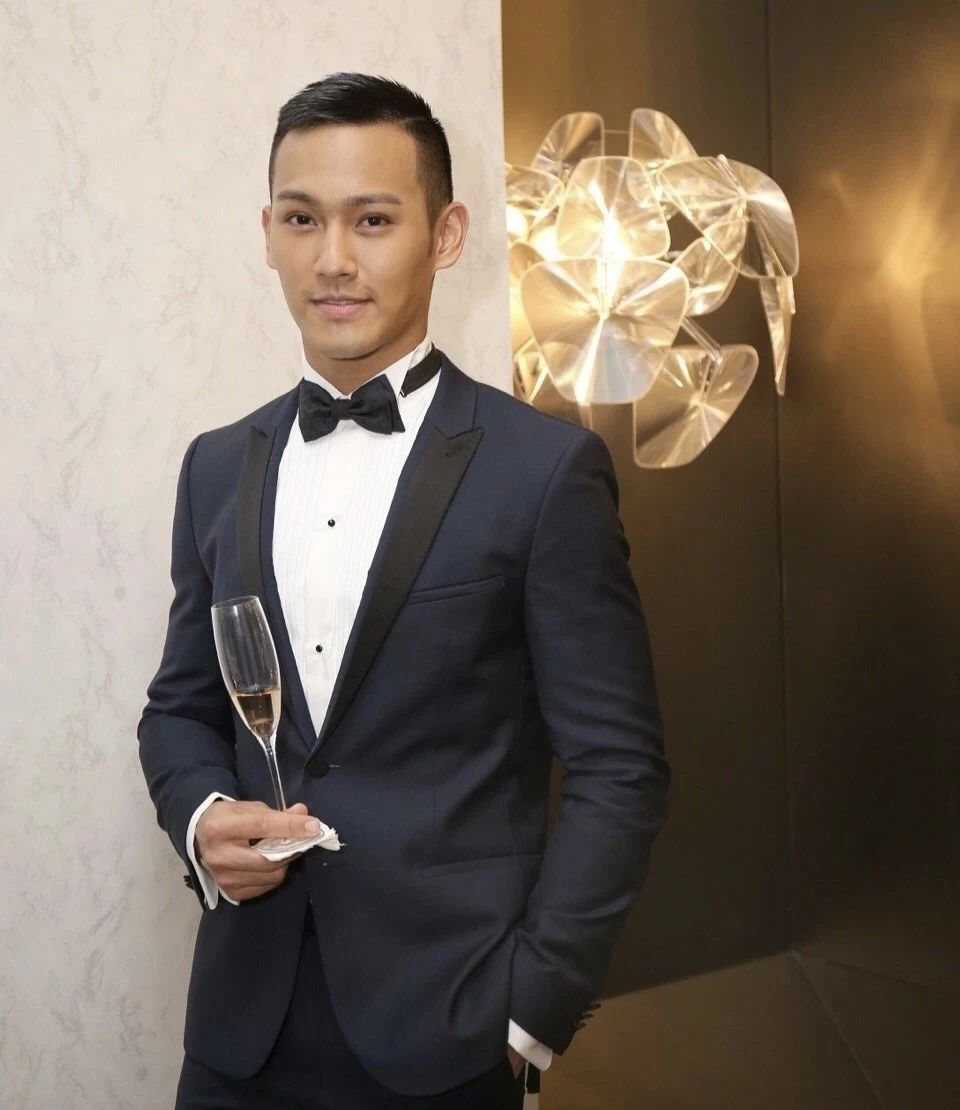 赵雅芝儿子被曝，六块腹肌 + 超高颜值！不愧是不老女神的儿子....