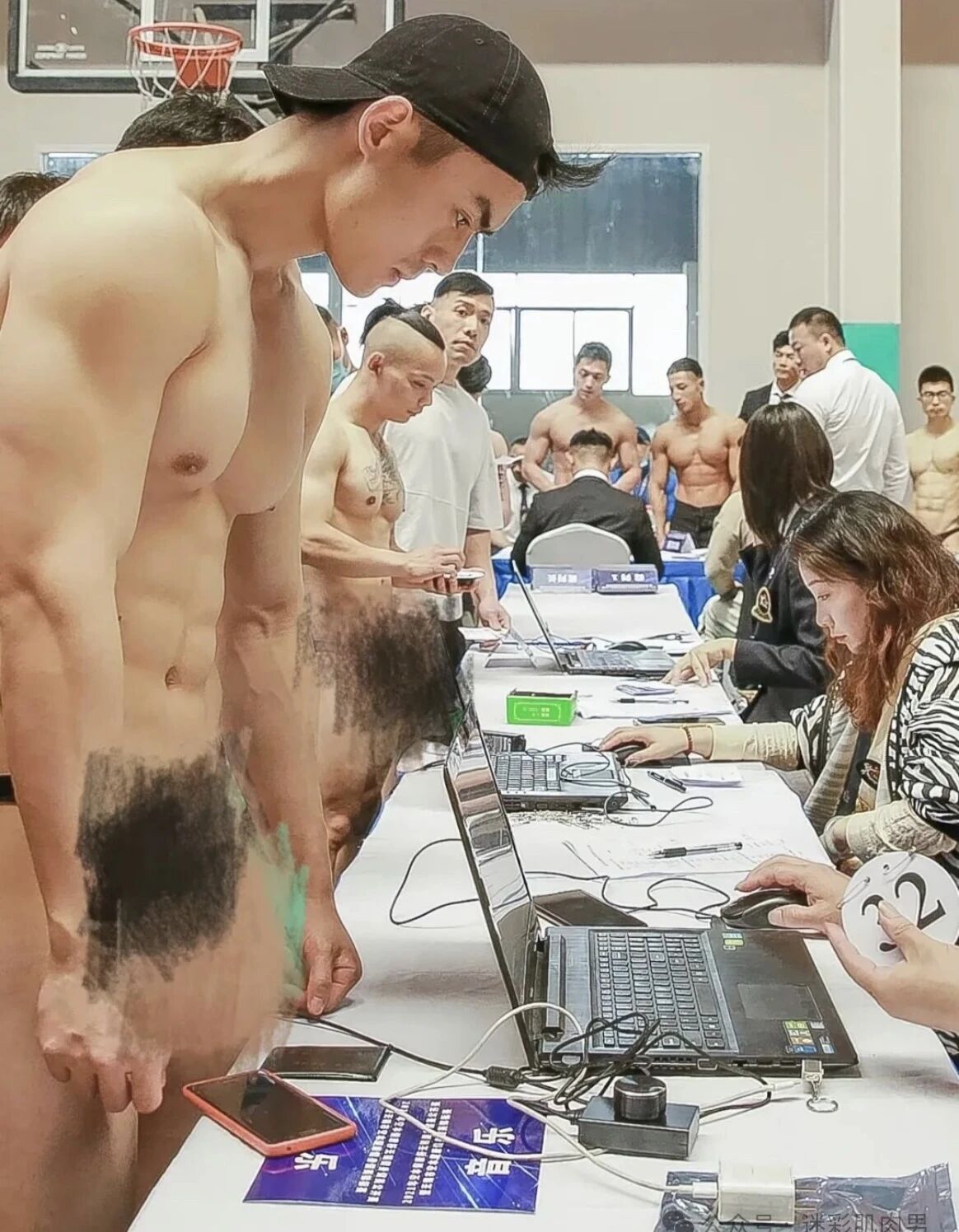 健美比赛现场肌肉男脱的剩内裤？身材太强大！