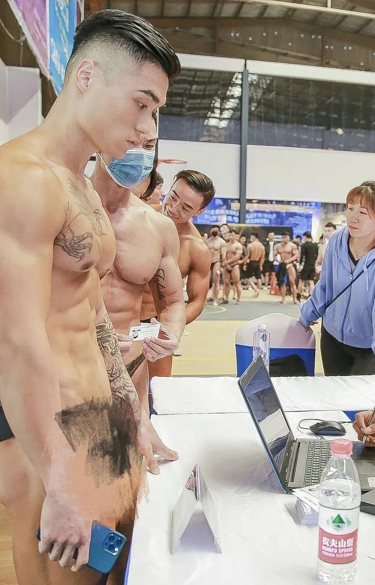 健美比赛现场肌肉男脱的剩内裤？身材太强大！