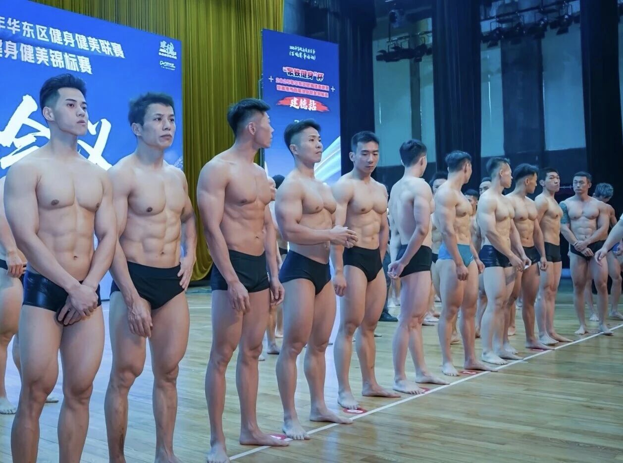 健美比赛现场肌肉男脱的剩内裤？身材太强大！