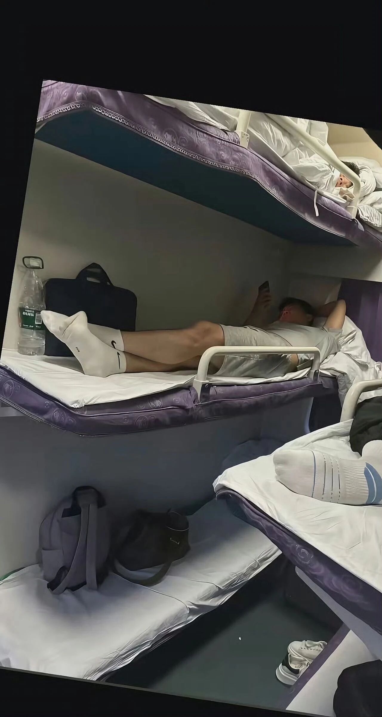 体育生火了！俩帅哥在篮球场闻臭鞋？兄弟打完球不洗澡？