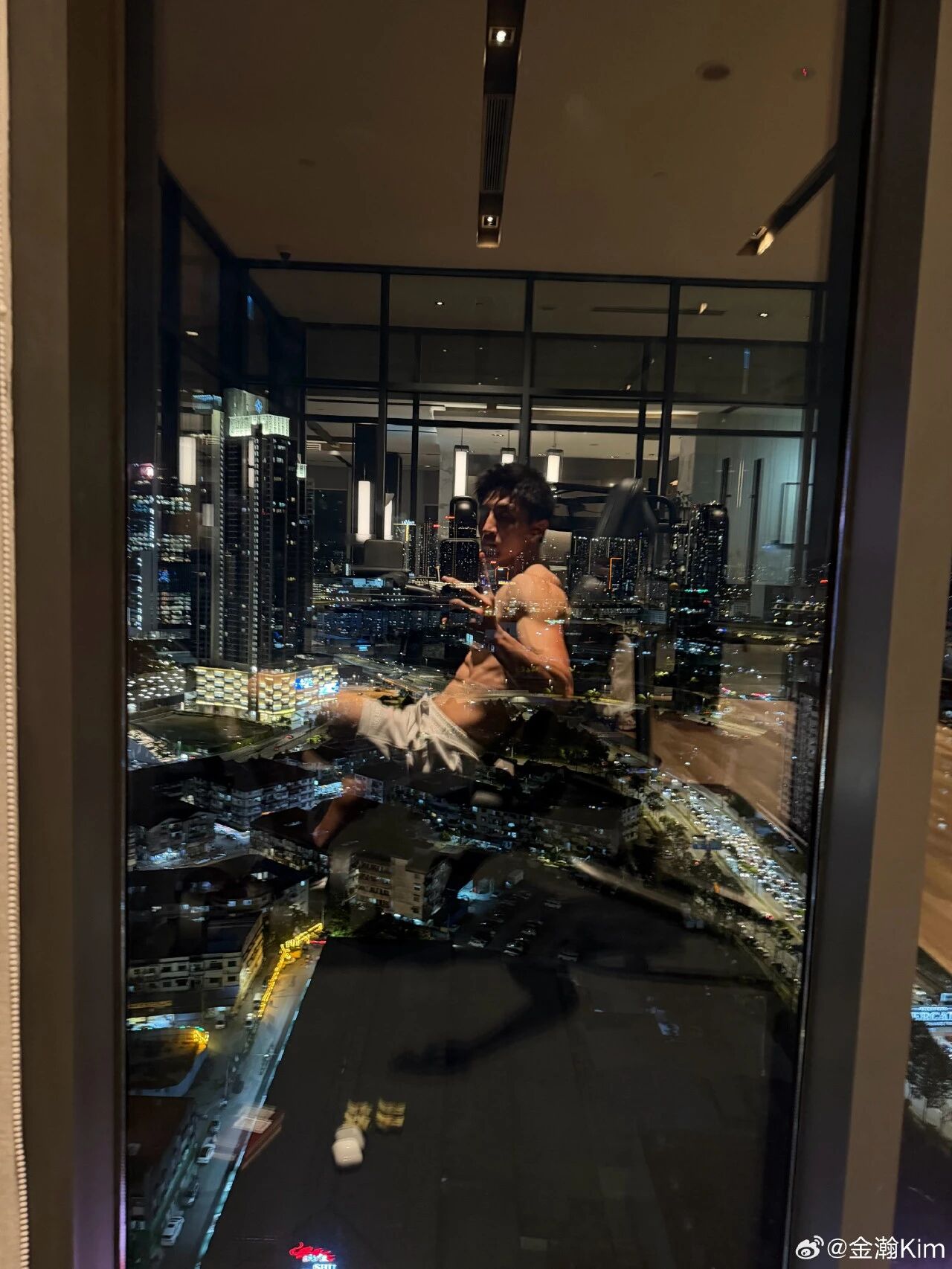 金瀚超硬腹肌照，拍摄角度太 gay，引热议！