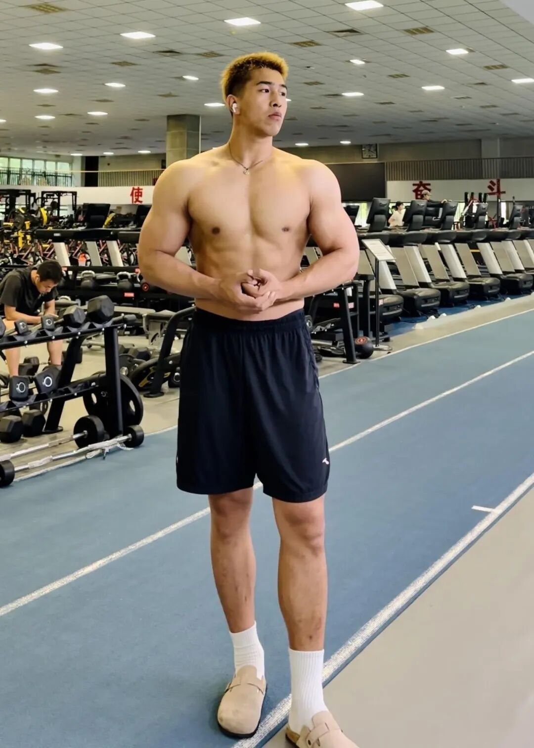 194cm 北体体育生在宿舍展示！看着真猛……