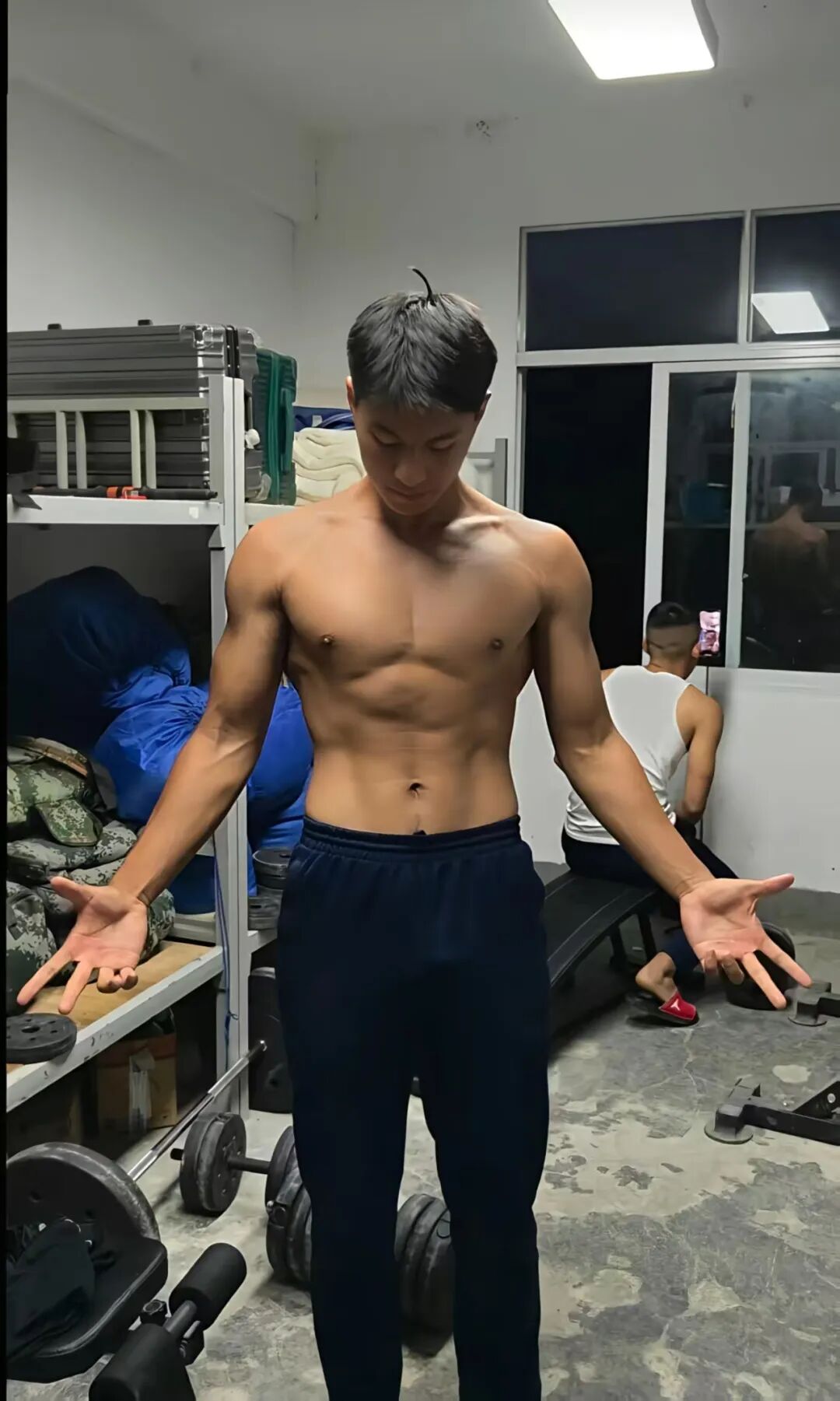 凉山州 23 岁黑皮消防小哥脱了腹毛凸显！看着就很猛……