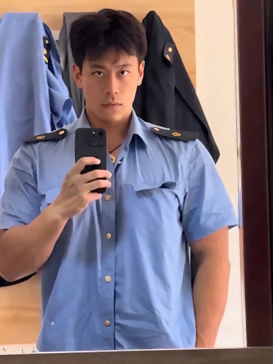 东北 182cm 直男列车员，私下秀肌肉竟然这么大！