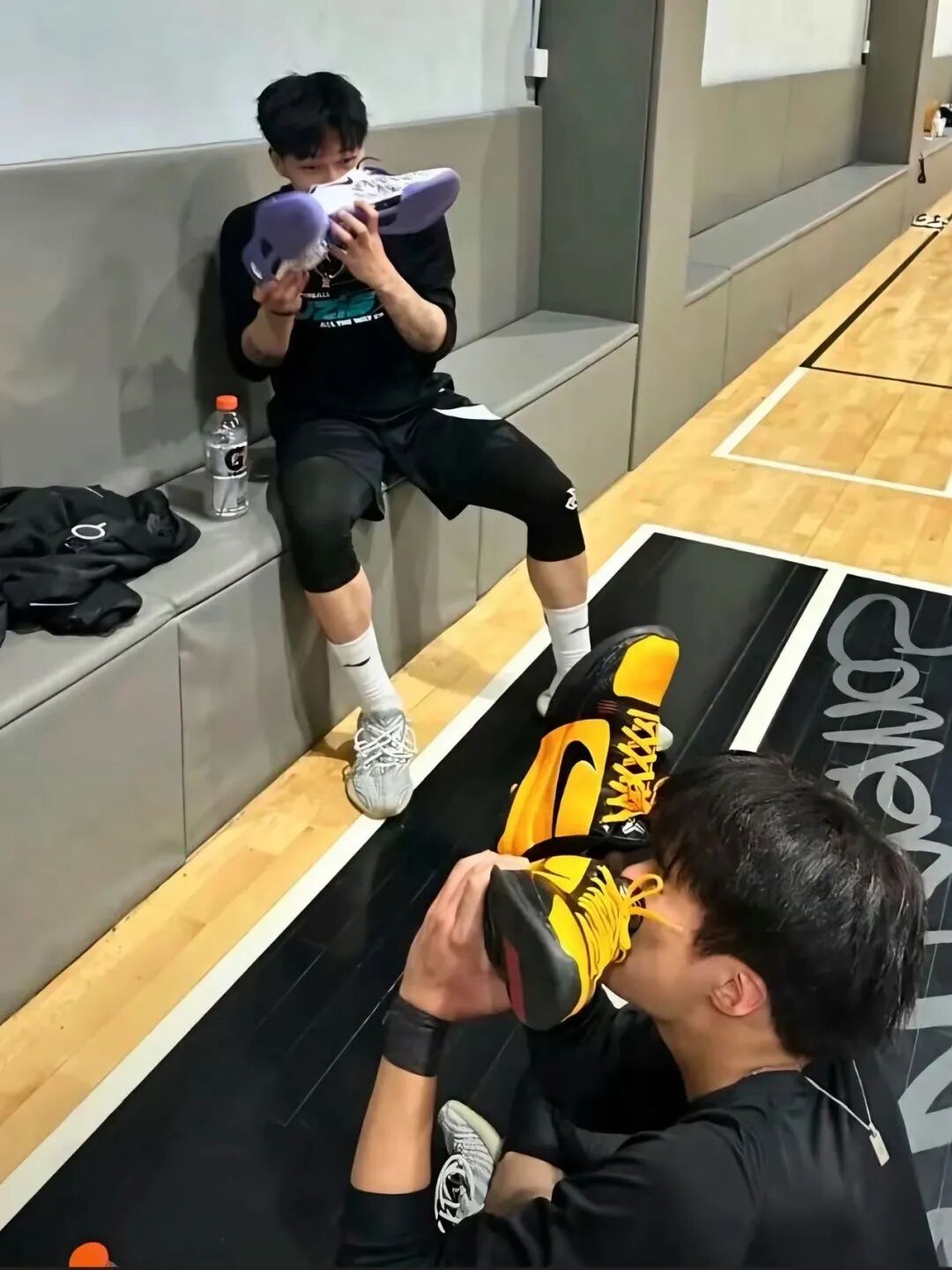 体育生火了！俩帅哥在篮球场闻臭鞋？兄弟打完球不洗澡？