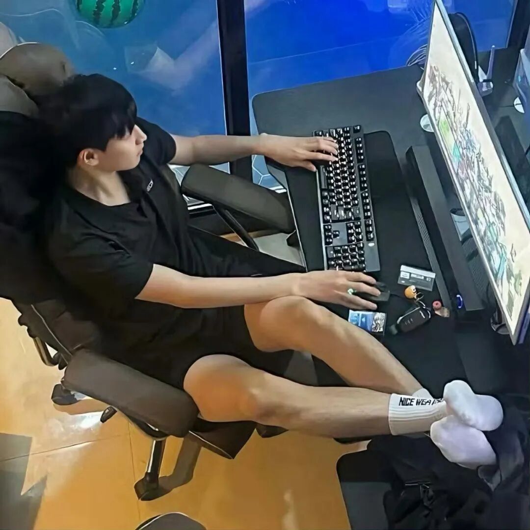 体育生火了!体育生男大酒店秀内裤?直男仔网吧秀白袜? 体育生火了!体育生男大酒店秀内裤?直男仔网吧秀白袜?