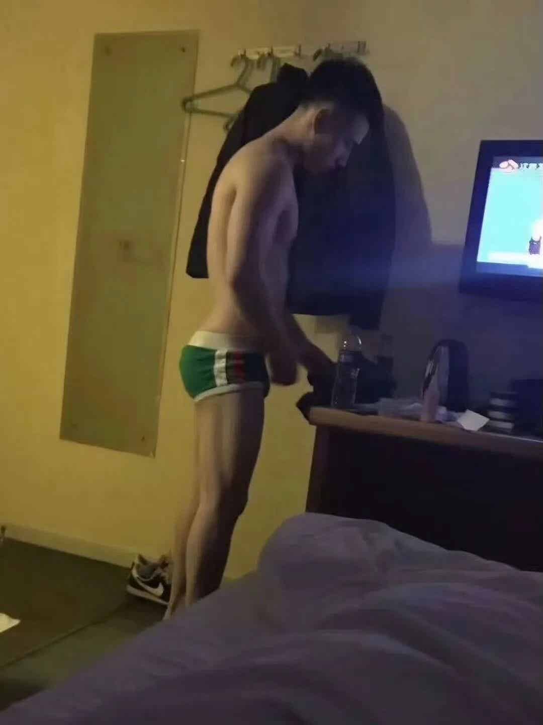 体育生火了！欧美人现在这样上课？肌肉小哥酒店被拍了？