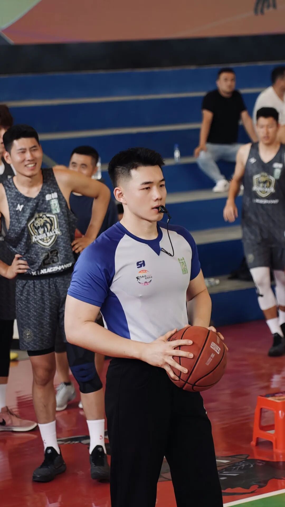 哈尔滨篮球裁判洗澡视频好强壮，192cm 粗壮长腿你看了吗？