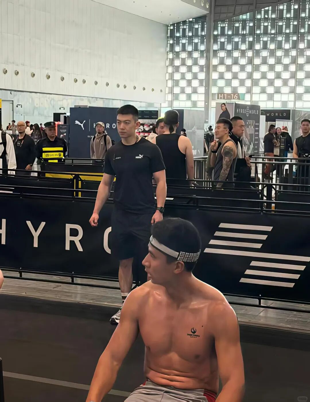 Hyrox 黑衣小哥又大又帅火出圈！被摸腹肌太顶了！