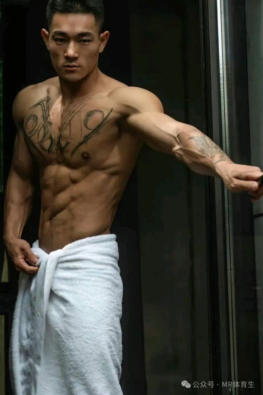 人夫感拉满的肌肉帅哥写真 大胸肌麒麟臂太帅了