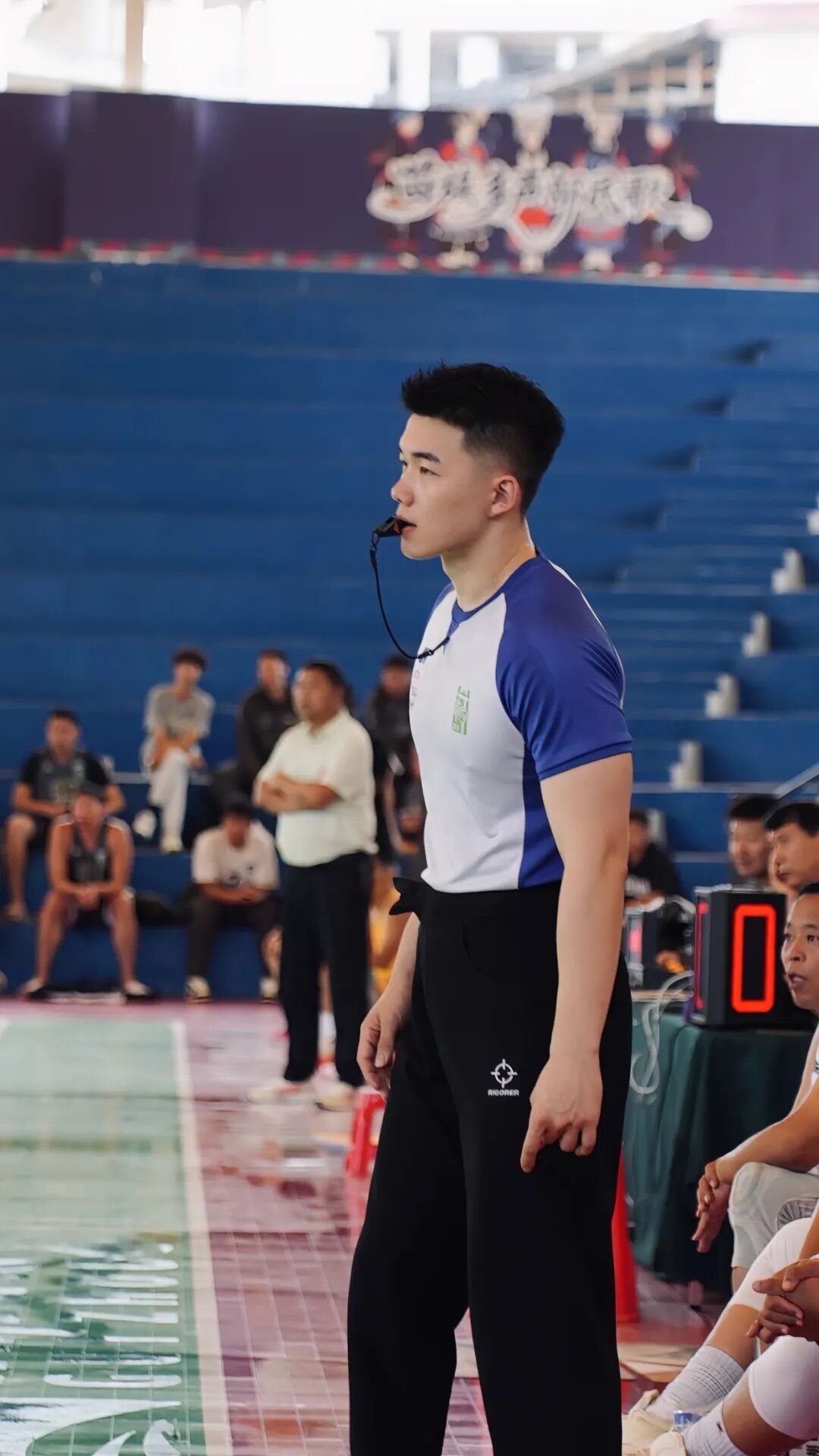 哈尔滨篮球裁判洗澡视频好强壮，192cm 粗壮长腿你看了吗？