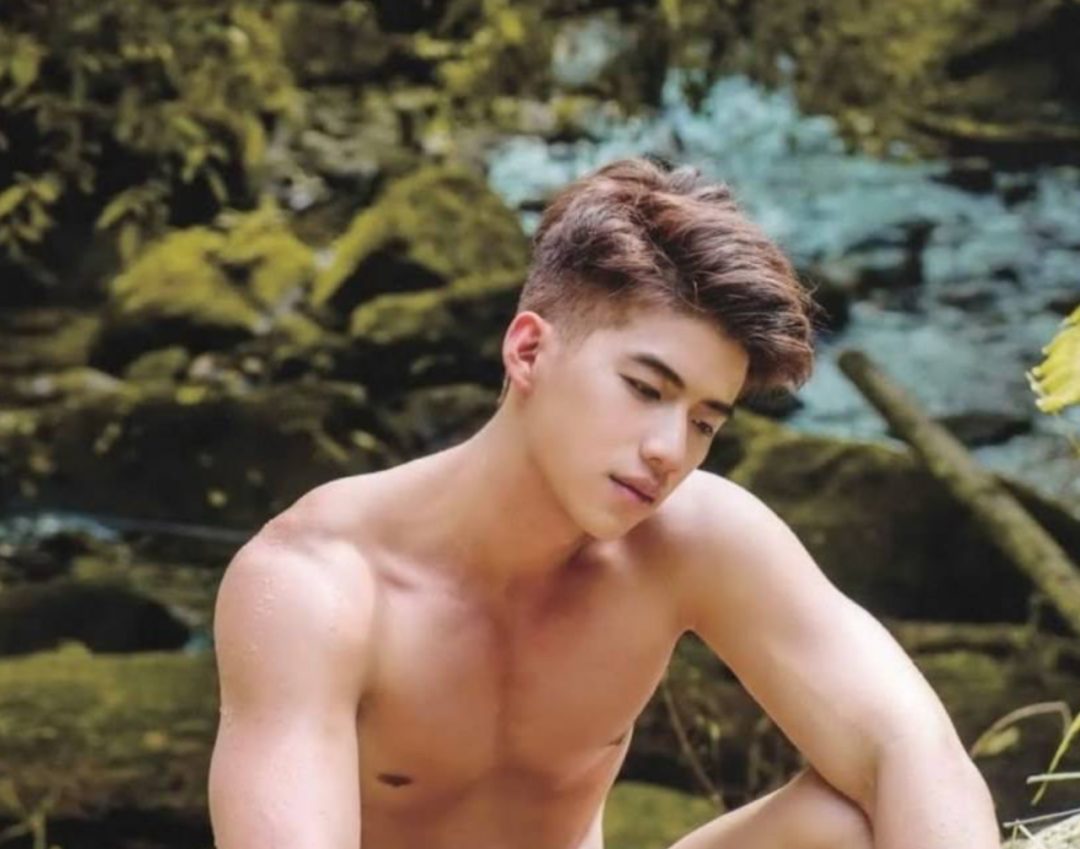 树林中的大鼻子肌肉帅哥 如仙踪林中的精灵