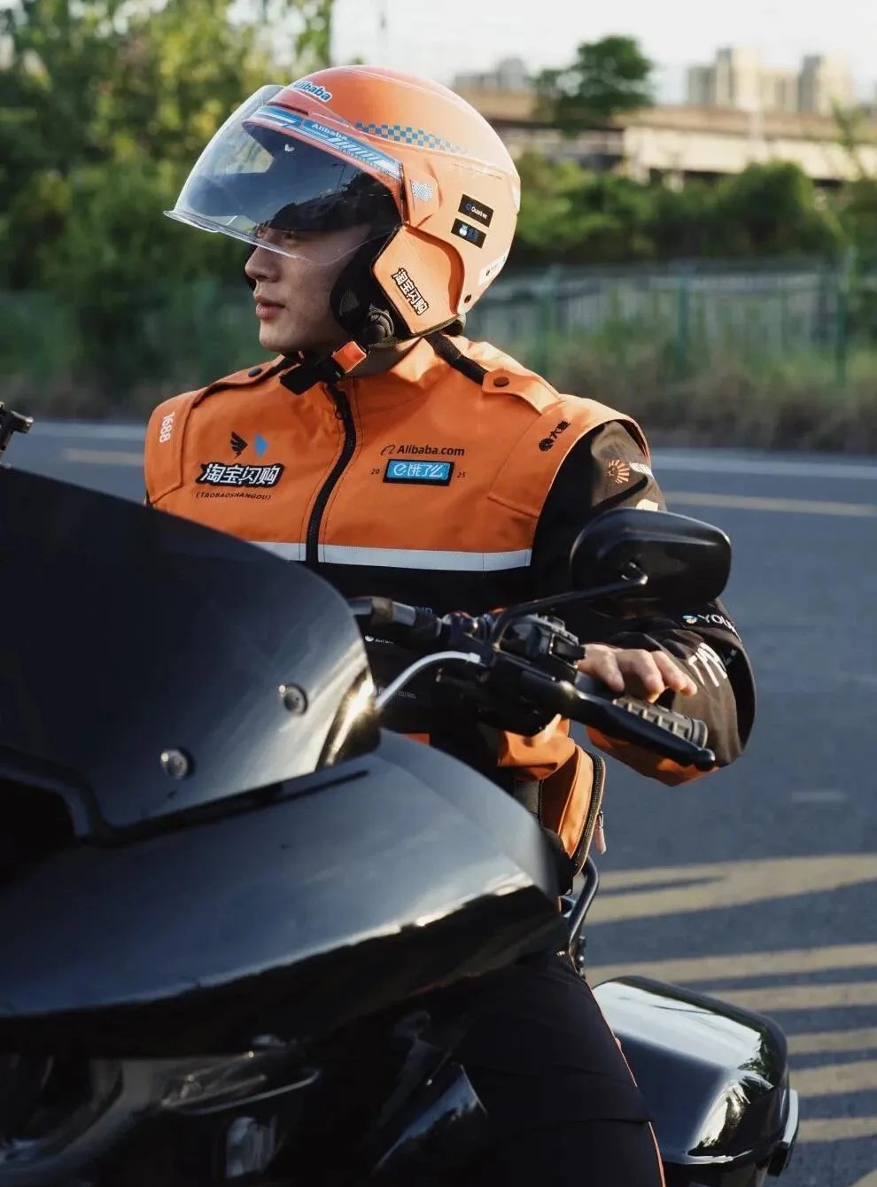 闪购骑手制服抵挡不住大胸肌，行走的潮流单品