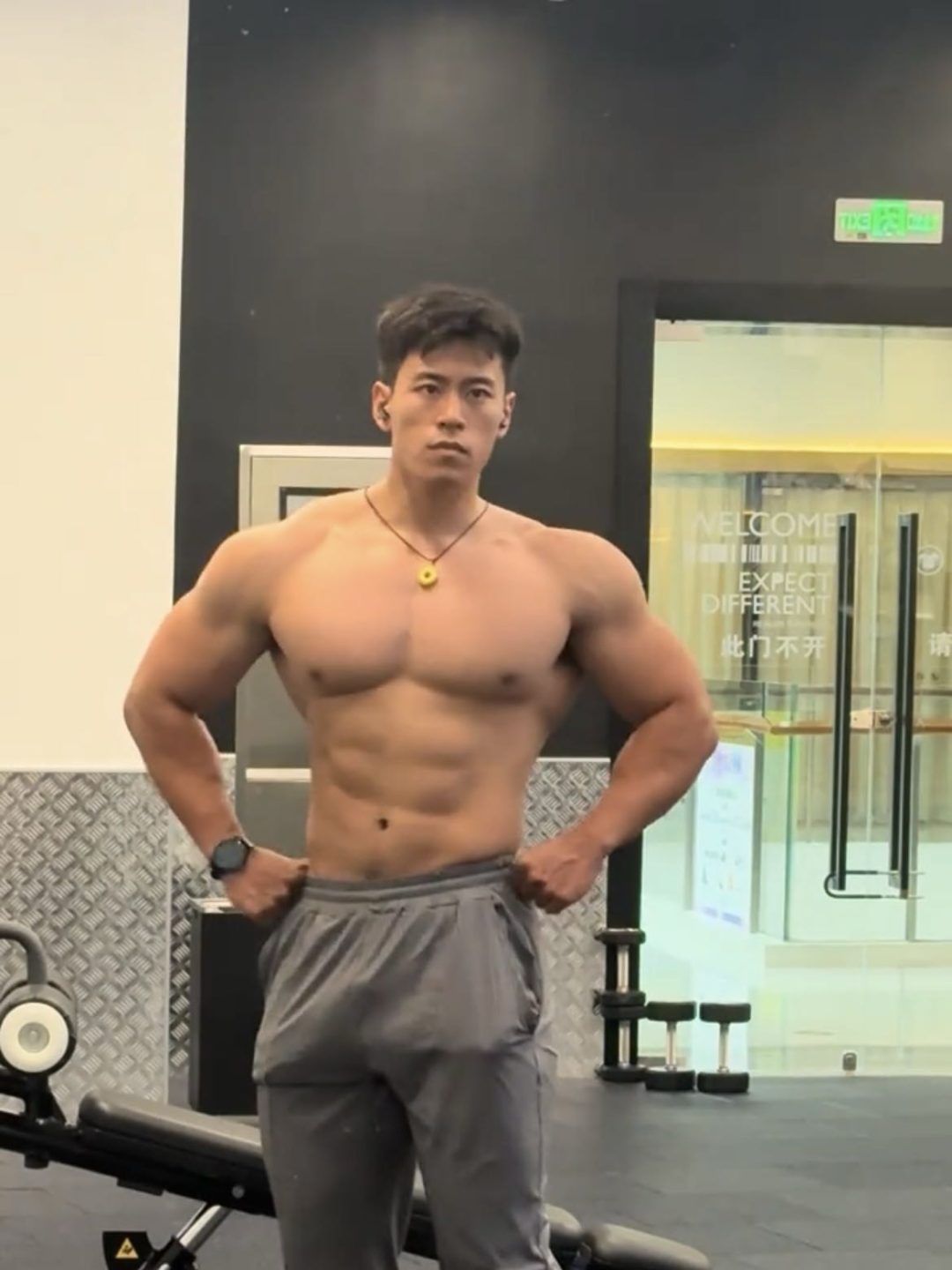 东北 182cm 直男列车员，私下秀肌肉竟然这么大！