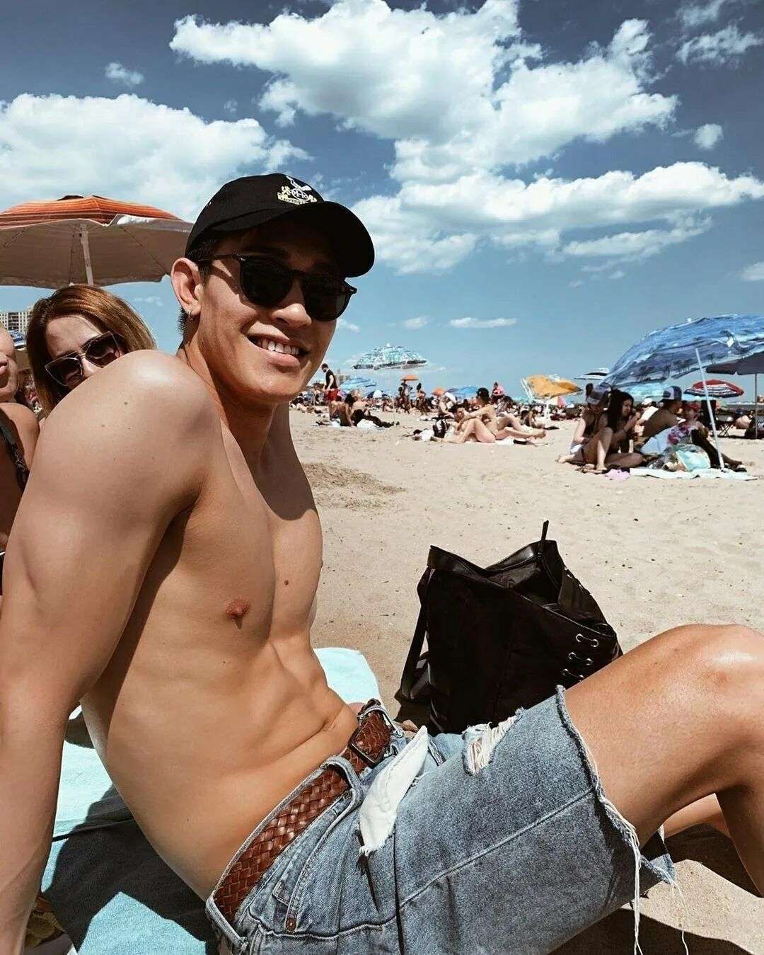 薄肌小鲜肉嫁给 50 岁意大利富商，现在的生活很幸福……