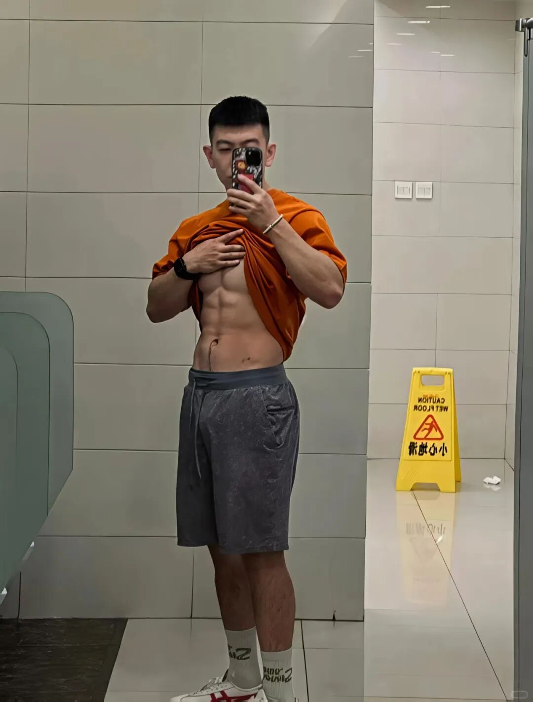 Hyrox 黑衣小哥又大又帅火出圈！被摸腹肌太顶了！