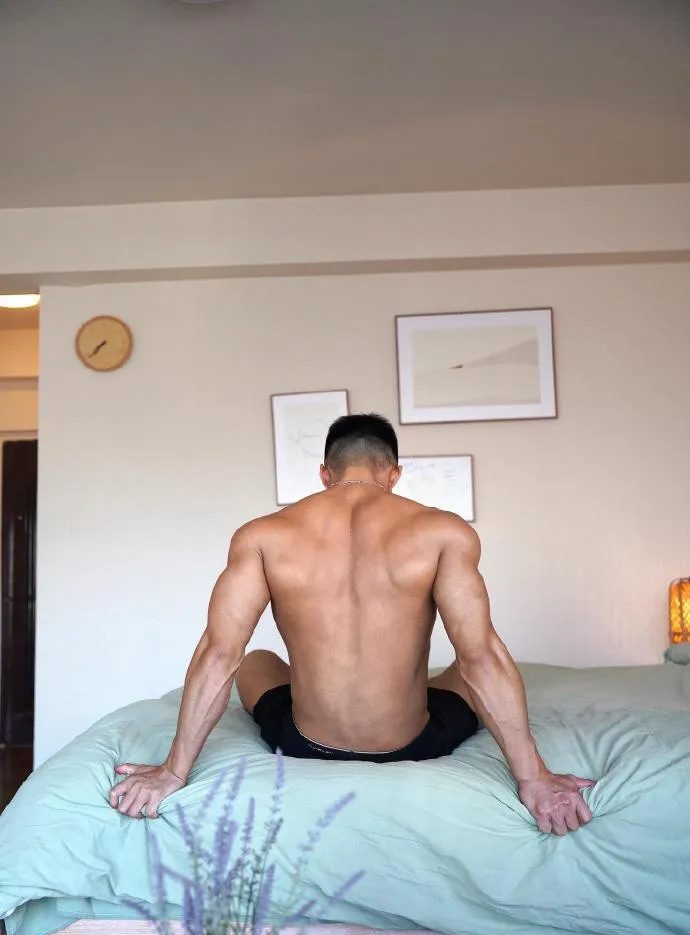 寸头硬汉肌肉黑皮体育生