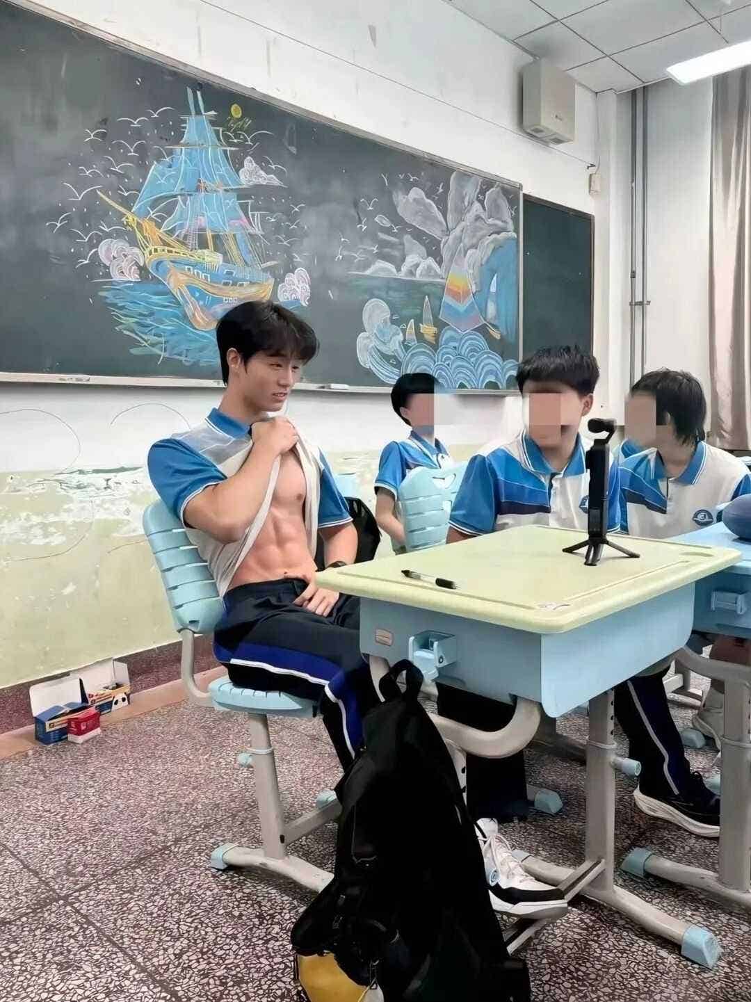 体育生火了！欧美人现在这样上课？肌肉小哥酒店被拍了？