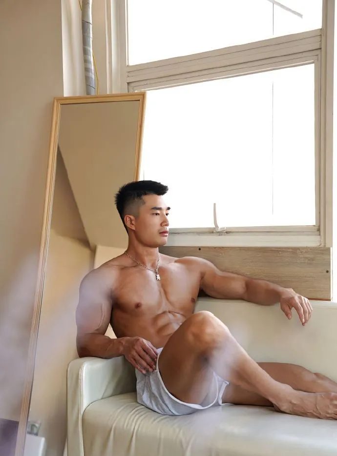 寸头硬汉肌肉黑皮体育生